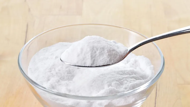 Bicarbonate de soude utilisé pour le nettoyage naturel de la maison